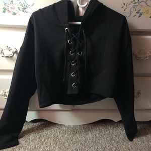 CROPPED BLACK HOODIE